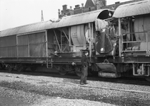 837067 Afbeelding van de mobiele betonfabriek van de N.M.B.S. op het station te Essen (België) ten behoeve van de ...